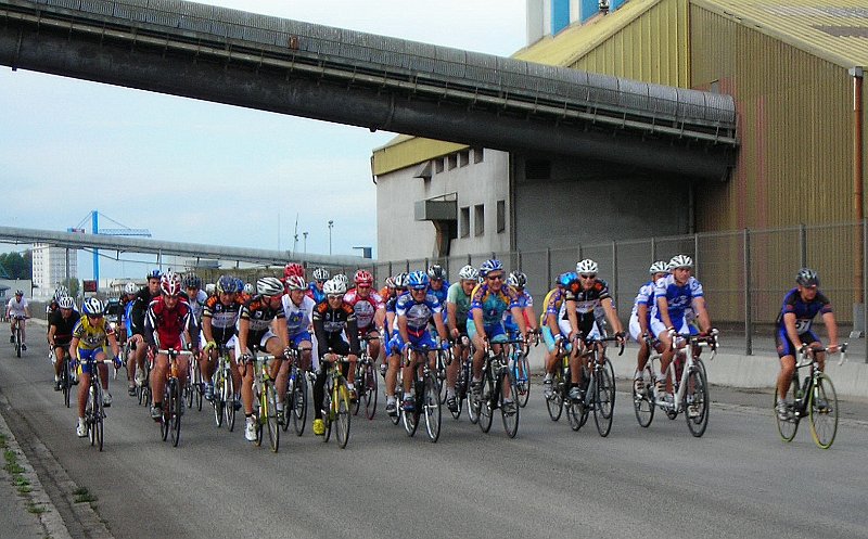 2011-08-05 02 Les Gentlemen 1er Tour Peloton groupe.JPG